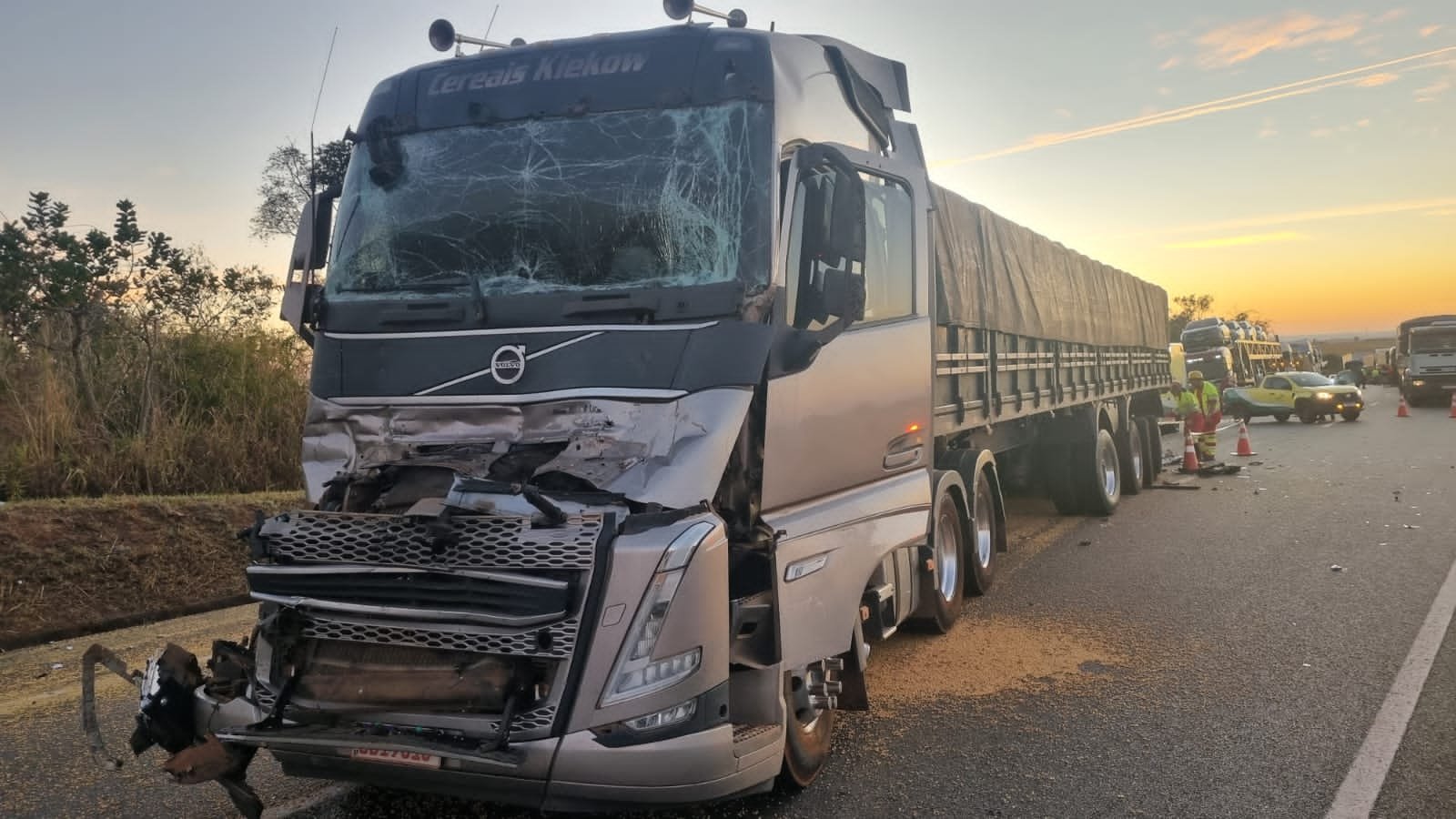 Colisão entre carretas e caminhonete deixa dois mortos na BR-050 em Catalão