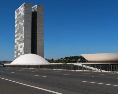 Fim da escala 6x1 avança no Senado com apoio de Goiás