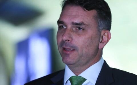 Flávio Bolsonaro diz apoiar fim da escala 6x1, mas quer rever proposta
