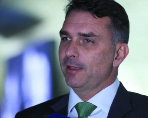 Flávio Bolsonaro teria ido aos EUA após ordem sobre passaportes