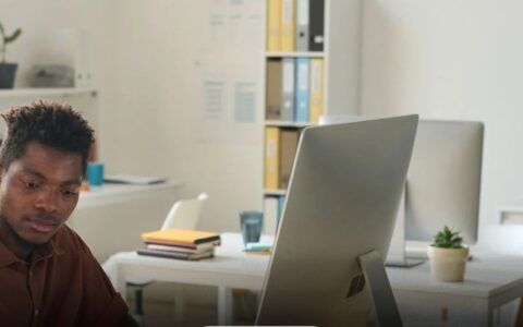 Teletrabalho não impede horas extras quando há controle de horário, decide TRT de Goiás