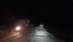 Colisão lateral na BR-158 envolve dois caminhões e um ônibus entre Piranhas e Aragarças