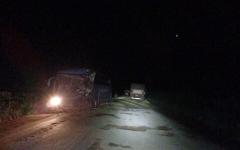 Colisão lateral na BR-158 envolve dois caminhões e um ônibus entre Piranhas e Aragarças