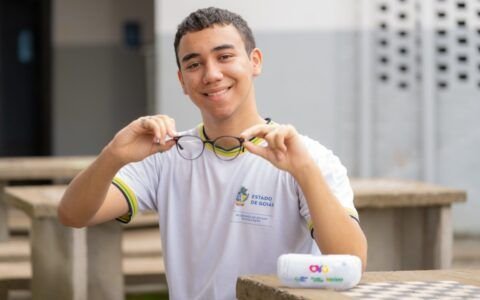 Olhar para Todos entrega óculos a alunos da rede estadual de Goiás
