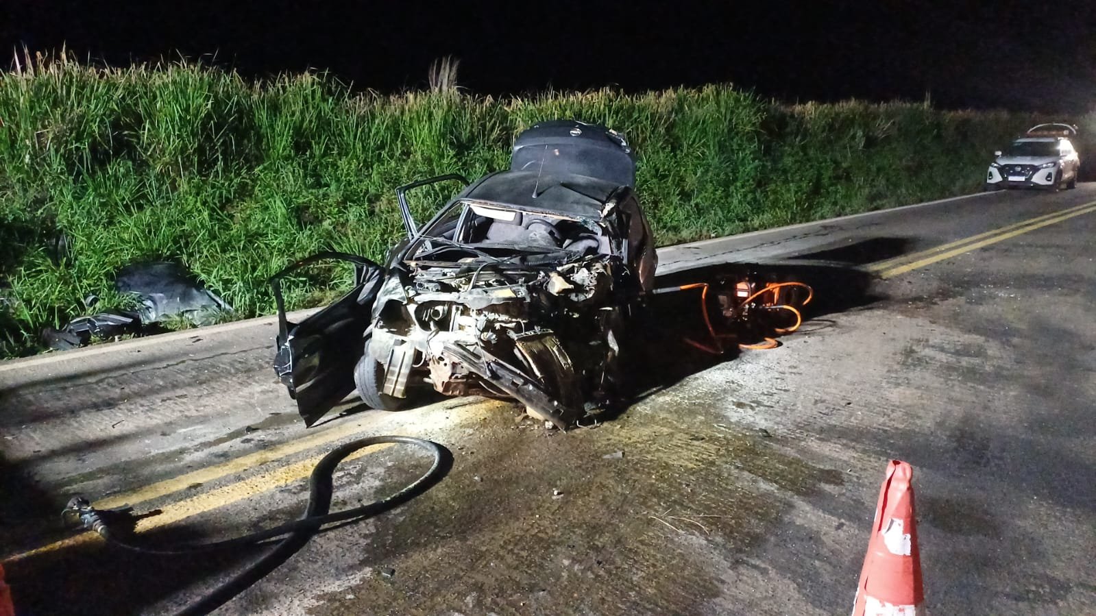 Batida frontal entre carro e caminhonete mata motorista em Perolândia