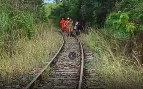 Homem cai de ponte na GO-010 e é resgatado minutos antes de trem passar