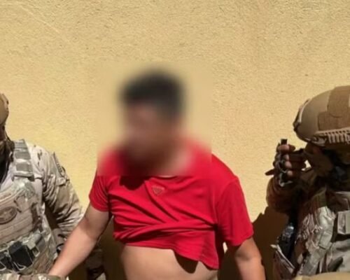 Homem empurra companheira de carro e tranca filhos