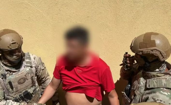 Homem empurra companheira de carro e tranca filhos