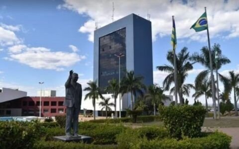 Goiânia abre 1.415 vagas temporárias para professores e auxiliares