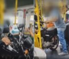 Homem leva moto para dentro de ônibus em Goiânia