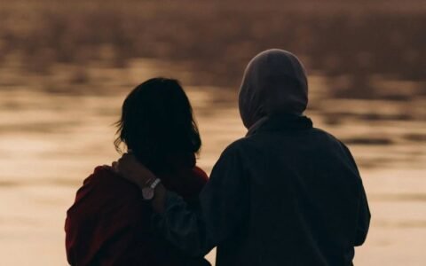 Relação entre amigos com intimidade avança e muda padrões afetivos