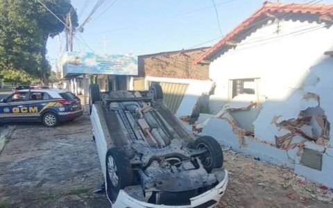 Motorista bêbado capota carro, destrói muro e invade residência