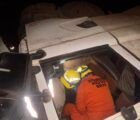 Motorista fica preso após carreta tombar na GO-309