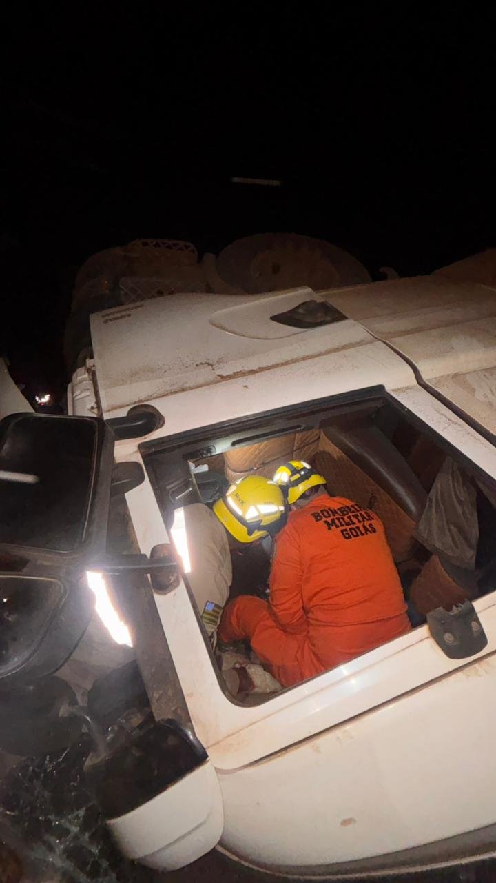 Motorista fica preso após carreta tombar na GO-309