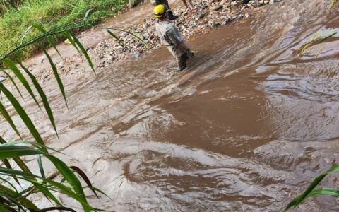 Cheia repentina deixa jovens ilhados e mobiliza resgate