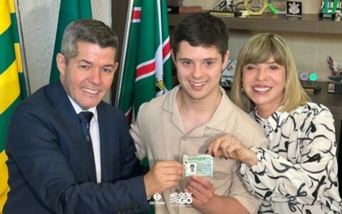 Detran entrega CNH a primeiro motorista com síndrome de Down em Goiás