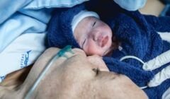 Professora enfrenta câncer na gestação e antecipa parto