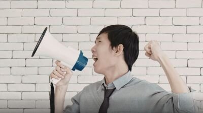 Falar alto demais pode revelar traços de comportamento