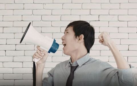 Falar alto demais pode revelar traços de comportamento