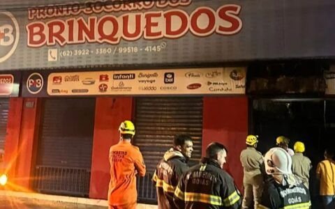 Loja atingida por incêndio volta a pegar fogo em Goiânia
