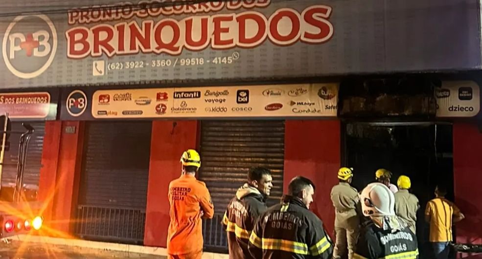 Loja atingida por incêndio volta a pegar fogo em Goiânia