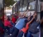 Populares levantam ônibus e resgatam motociclista em GO