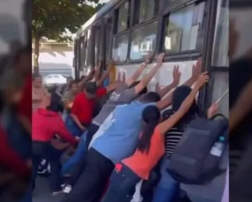Populares levantam ônibus e resgatam motociclista em GO