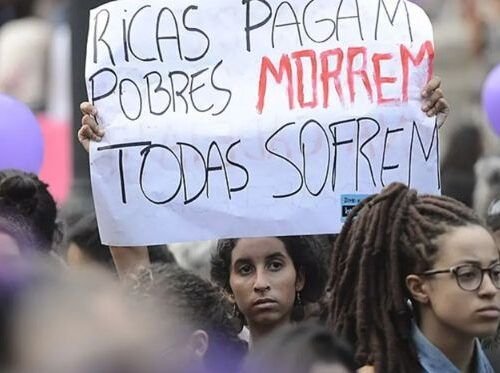 Projeto contra cartazes pró-aborto avança em Goiânia