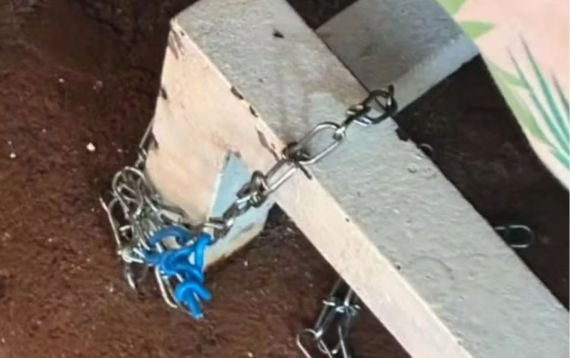 Mãe é presa por manter filho acorrentado em condições degradantes em Goiás