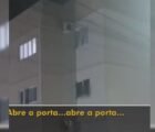 Menino pede ajuda pela janela após pai sair e deixar filhos sozinhos