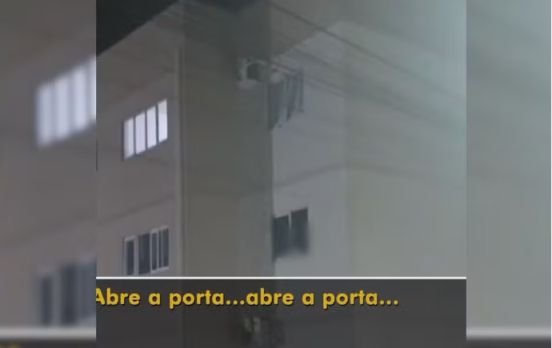 Menino pede ajuda pela janela após pai sair e deixar filhos sozinhos