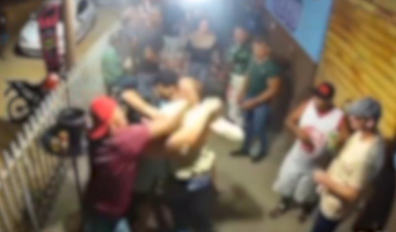 Homem esfaqueia companheira e é espancado por clientes em bar de Aragoiânia; veja vídeo