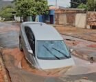 Cratera se abre e engole carro após rompimento de adutora da Saneago em Aparecida