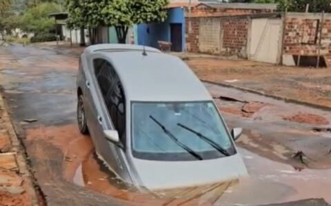 Cratera se abre e engole carro após rompimento de adutora da Saneago em Aparecida
