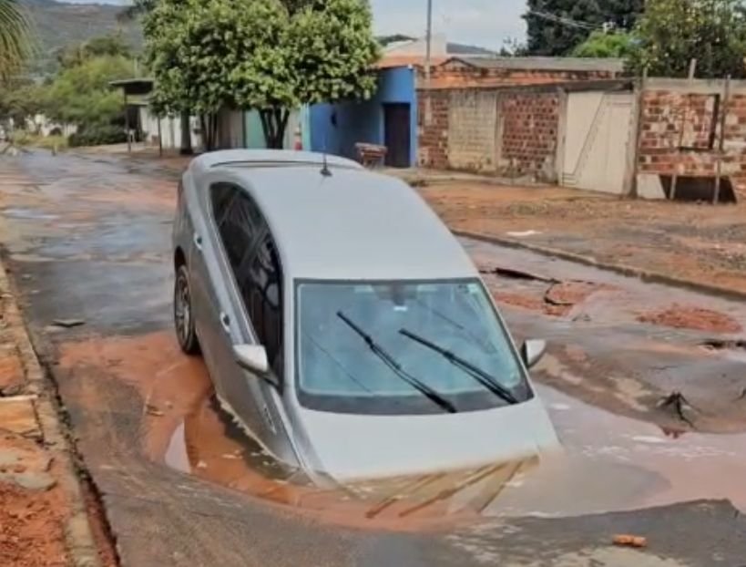 Cratera se abre e engole carro após rompimento de adutora da Saneago em Aparecida