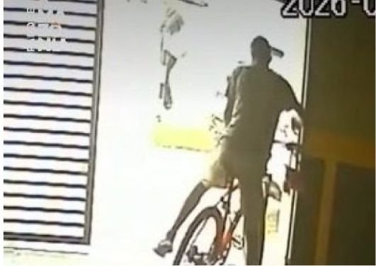 Homem espera quase 1 hora e invade condomínio para furtar bicicleta em Goiânia