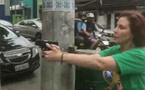 Jornalista faz vaquinha para processar Carla Zambelli na Justiça