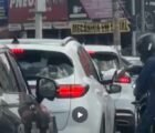 Motociclista persegue carro e destrói retrovisor durante briga em Goiânia