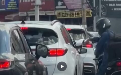 Motociclista persegue carro e destrói retrovisor durante briga em Goiânia