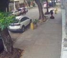 Câmera registra mulher sendo engolida por bueiro após tampa ceder