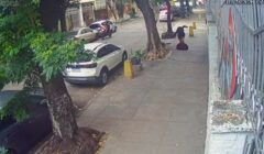 Câmera registra mulher sendo engolida por bueiro após tampa ceder