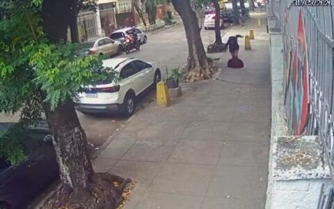 Câmera registra mulher sendo engolida por bueiro após tampa ceder