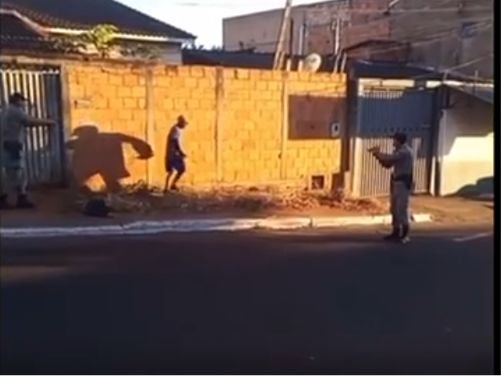 Homem é preso após furtar comércio e ameaçar policiais com tijolos em Rio Verde