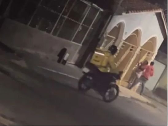 Entregador e jovem ajudam a conter homem que espancava vizinha em Aparecida de Goiânia