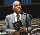 Ex-gay, deputado ensina como homens devem andar na garupa de moto