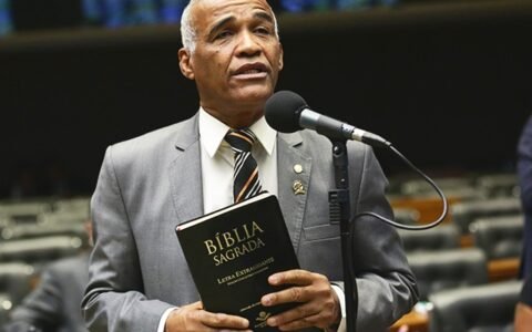 Ex-gay, deputado ensina como homens devem andar na garupa de moto
