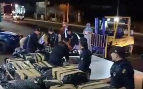 Cão farejador ajuda polícia a encontrar 7,5 toneladas de maconha escondidas em caminhão