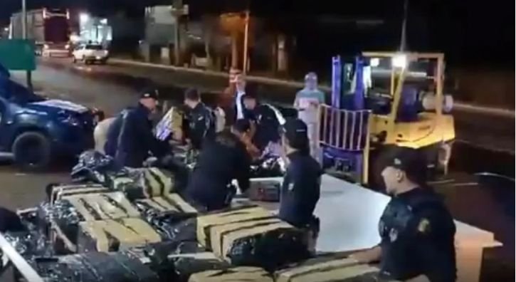 Cão farejador ajuda polícia a encontrar 7,5 toneladas de maconha escondidas em caminhão