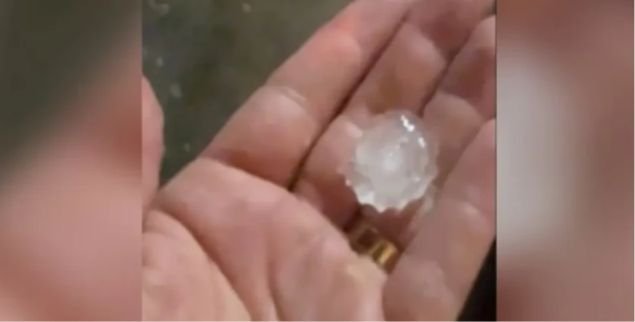 Tempestade com granizo surpreende Goiânia e causa transtornos