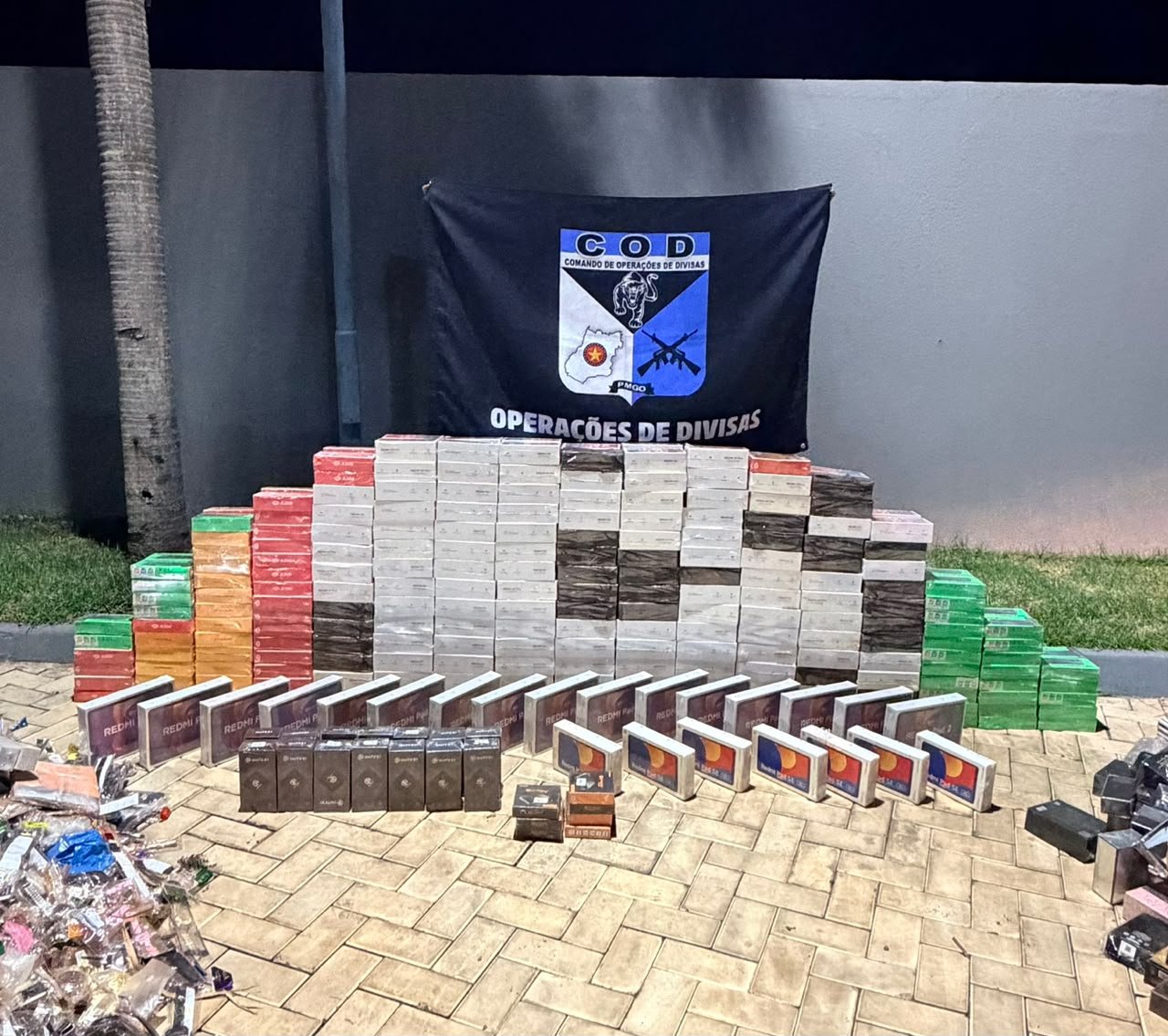 Comboio de contrabandistas é interceptado com 400 celulares em Goiás